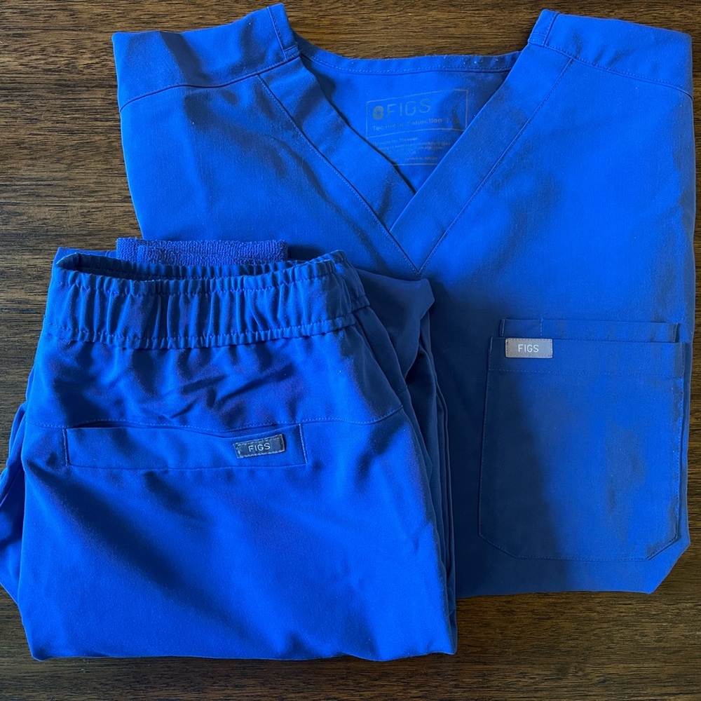 FIGS men’s scrub top and bottoms
